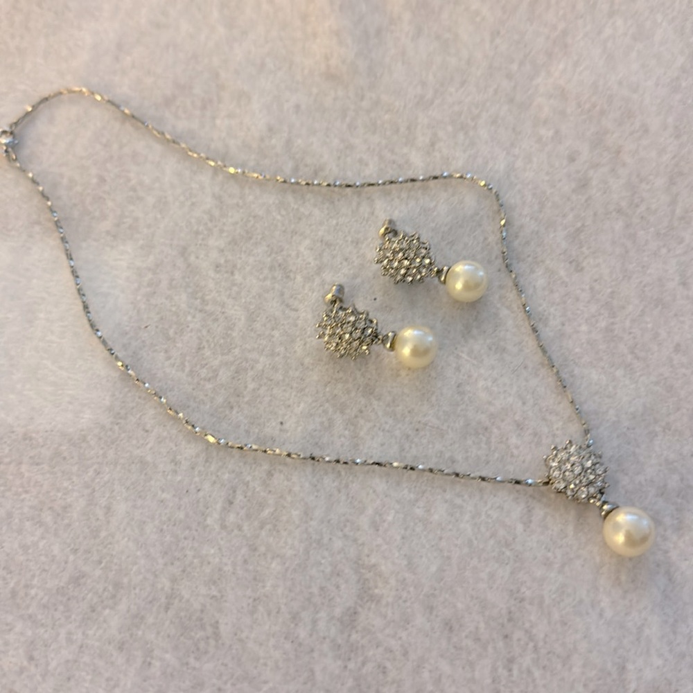 Faux pearl and rhinestone set